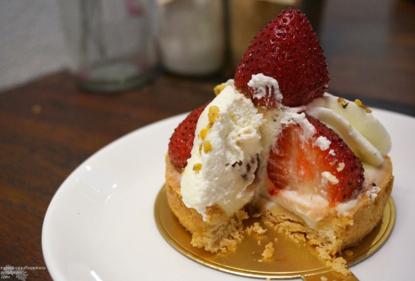 Somehow this picture of our messily cut tart looks quite appetizing...